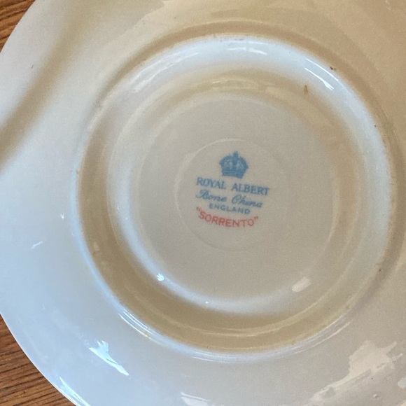 Royal Albert Sorrento milk cream jug and saucer - Picture 7 of 11